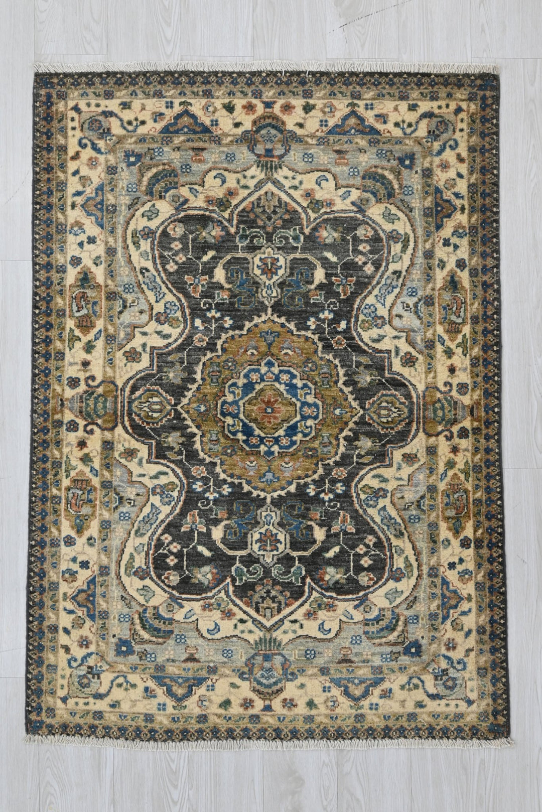 white Accent rug 3' 2" x 4' 10"