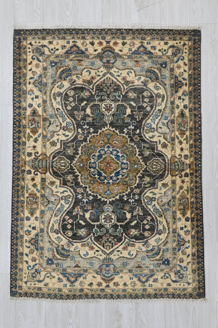 white Accent rug 3' 2" x 4' 10"