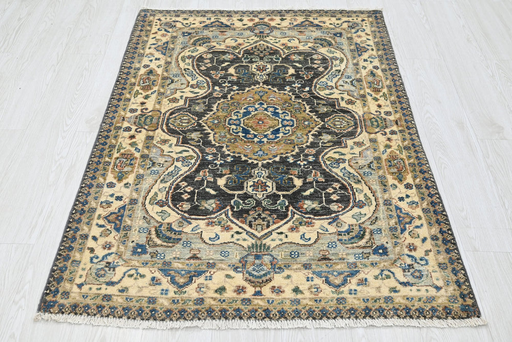 white Accent rug 3' 2" x 4' 10"