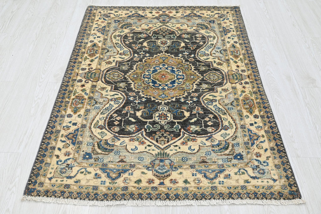 white Accent rug 3' 2" x 4' 10"