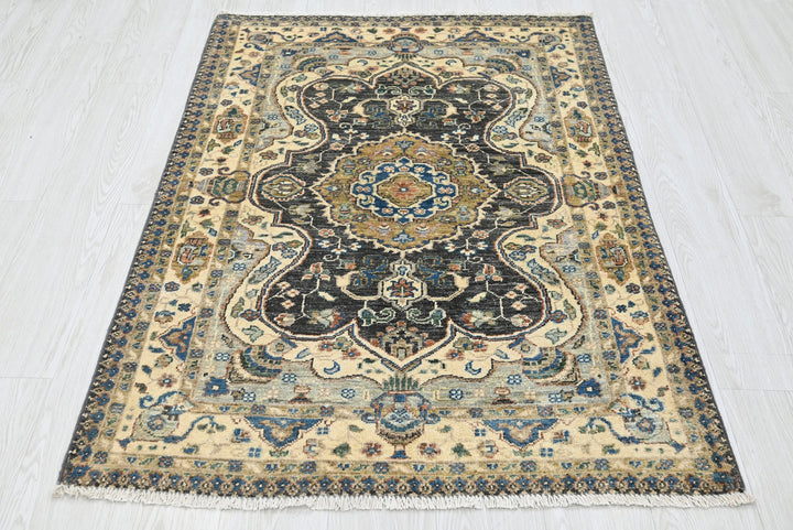 white Accent rug 3' 2" x 4' 10"