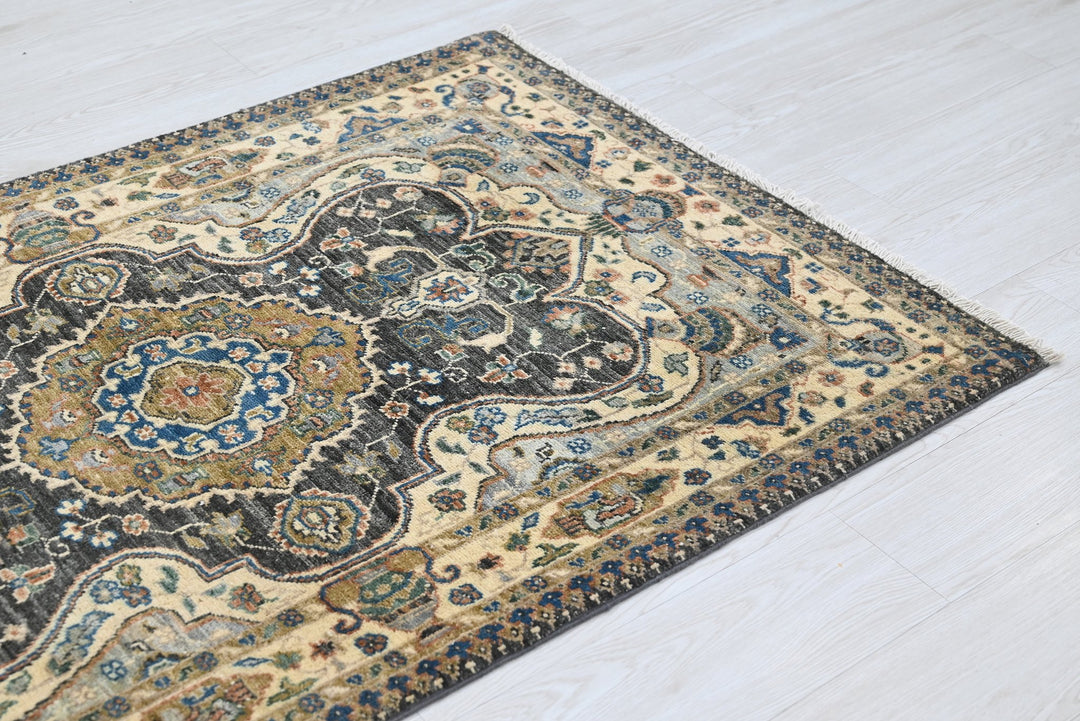 white Accent rug 3' 2" x 4' 10"