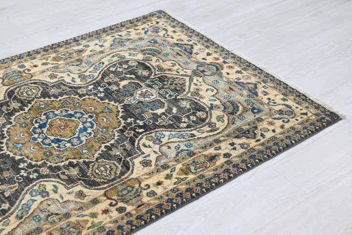 white Accent rug 3' 2" x 4' 10"