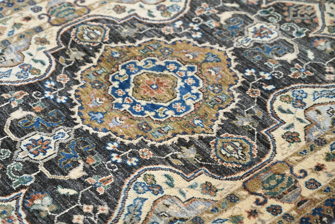 white Accent rug 3' 2" x 4' 10"