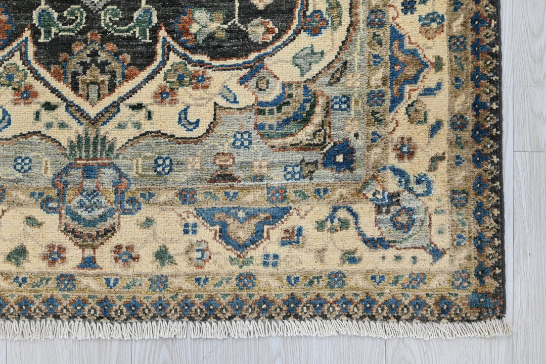white Accent rug 3' 2" x 4' 10"
