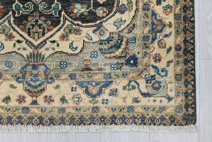 white Accent rug 3' 2" x 4' 10"