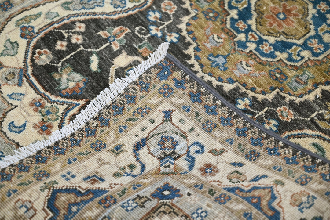 white Accent rug 3' 2" x 4' 10"