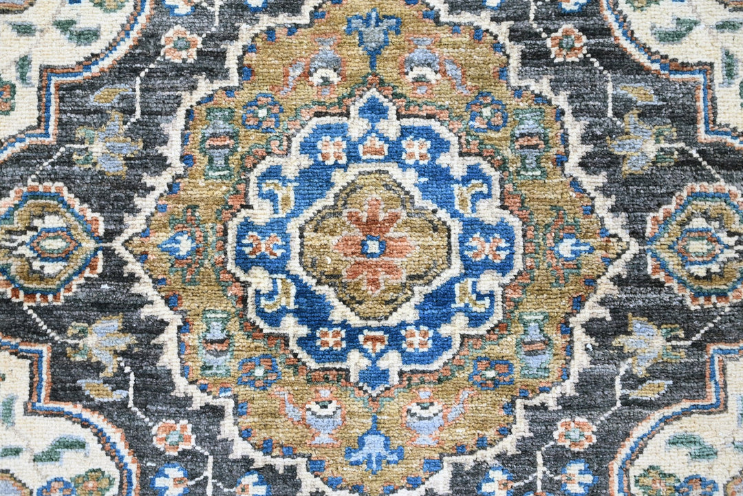 white Accent rug 3' 2" x 4' 10"