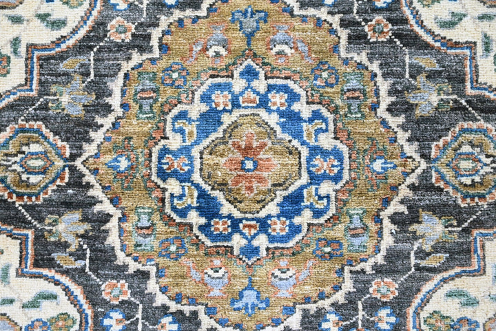 white Accent rug 3' 2" x 4' 10"