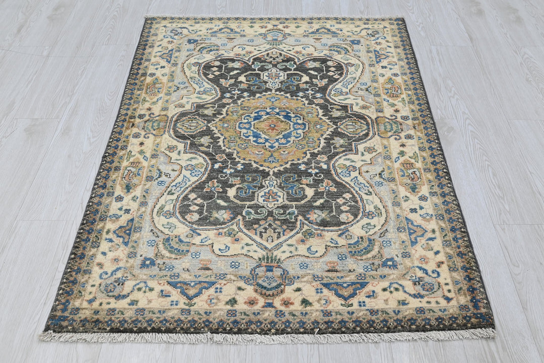 white Accent rug 3' 2" x 4' 10"