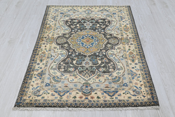 white Accent rug 3' 2" x 4' 10"