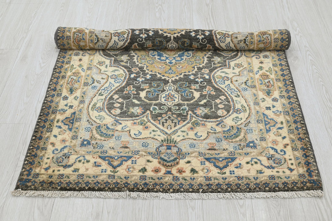 white Accent rug 3' 2" x 4' 10"