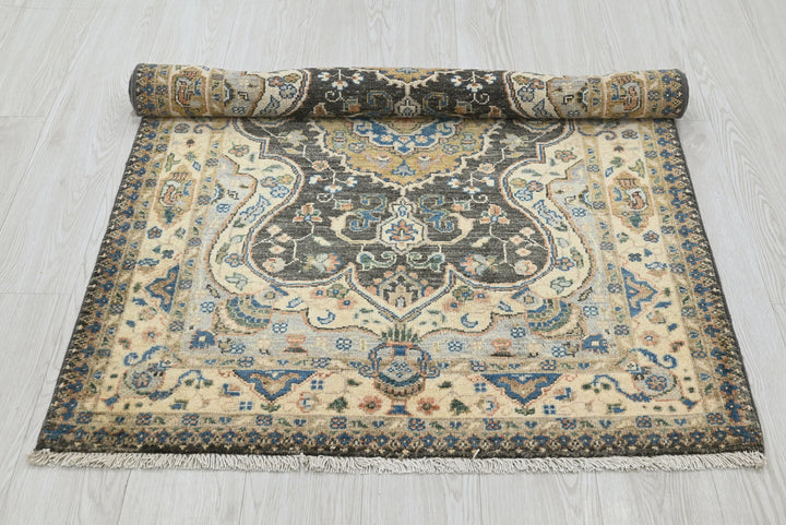 white Accent rug 3' 2" x 4' 10"