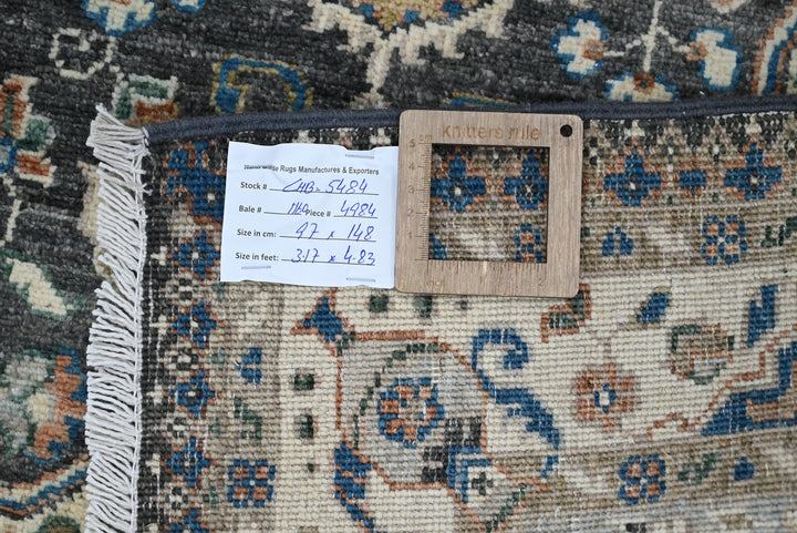 white Accent rug 3' 2" x 4' 10"