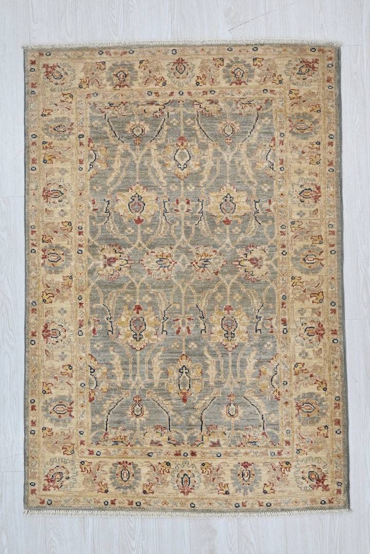gray Accent rug 3' 4" x 5' 1"