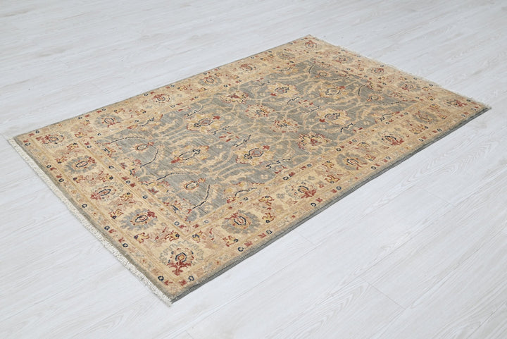 gray Accent rug 3' 4" x 5' 1"