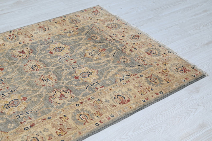 gray Accent rug 3' 4" x 5' 1"