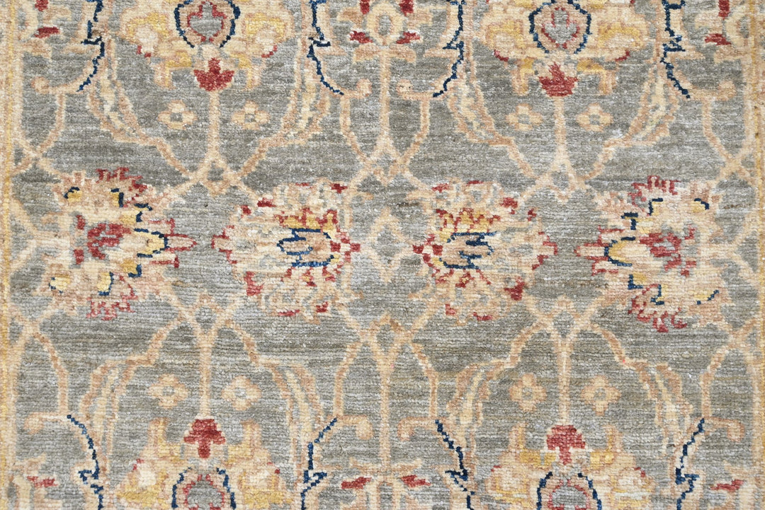 gray Accent rug 3' 4" x 5' 1"