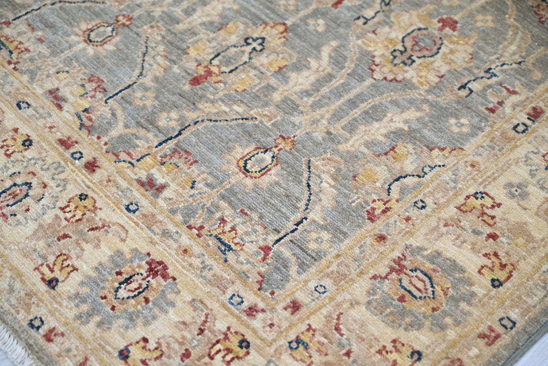 gray Accent rug 3' 4" x 5' 1"