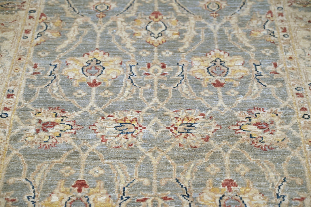 gray Accent rug 3' 4" x 5' 1"