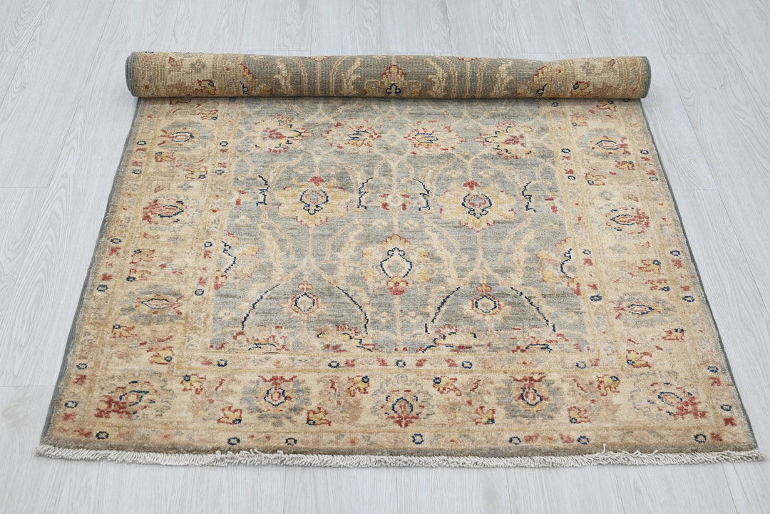 gray Accent rug 3' 4" x 5' 1"