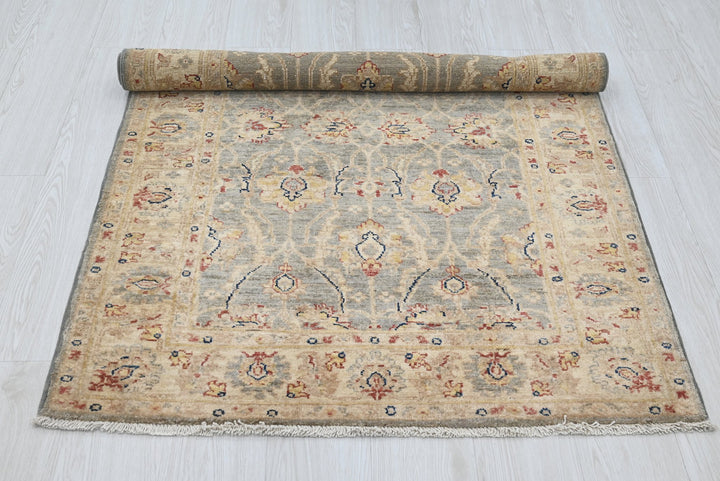 gray Accent rug 3' 4" x 5' 1"