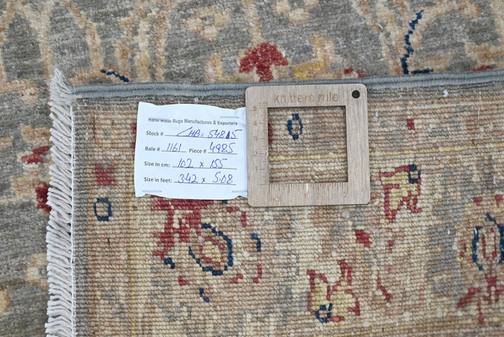 gray Accent rug 3' 4" x 5' 1"