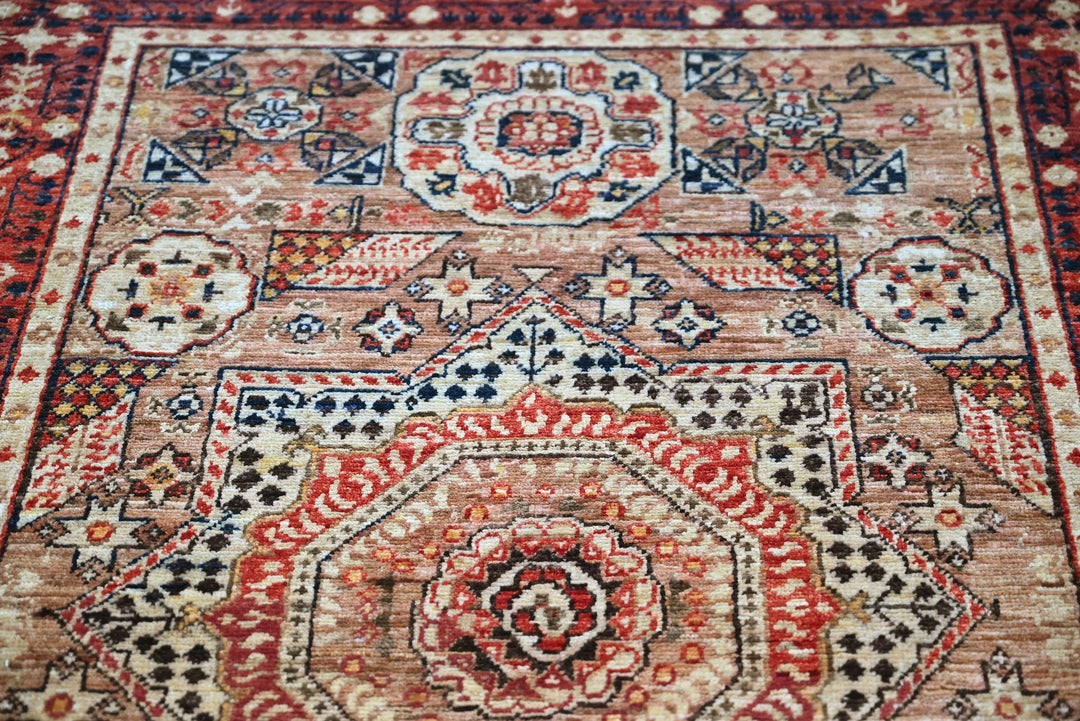 brown Accent rug 3' 4" x 4' 10"