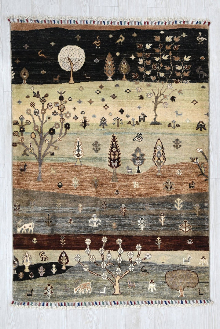 black Accent rug 3' 5" x 4' 9"