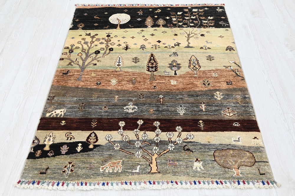 black Accent rug 3' 5" x 4' 9"
