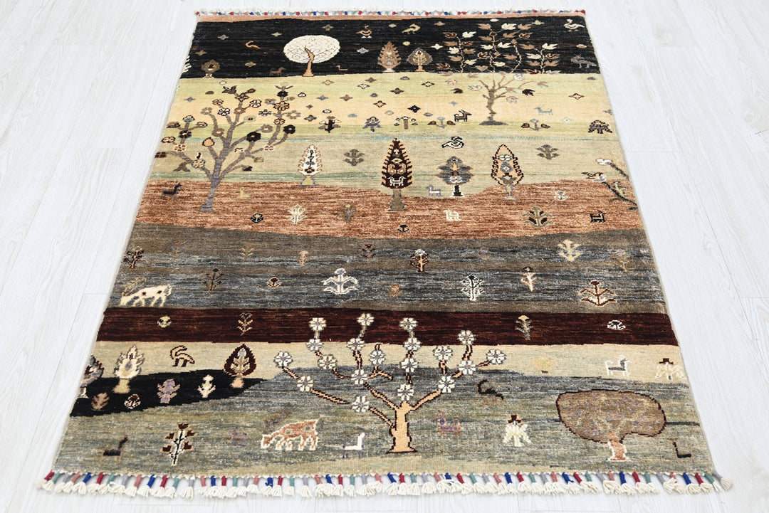black Accent rug 3' 5" x 4' 9"