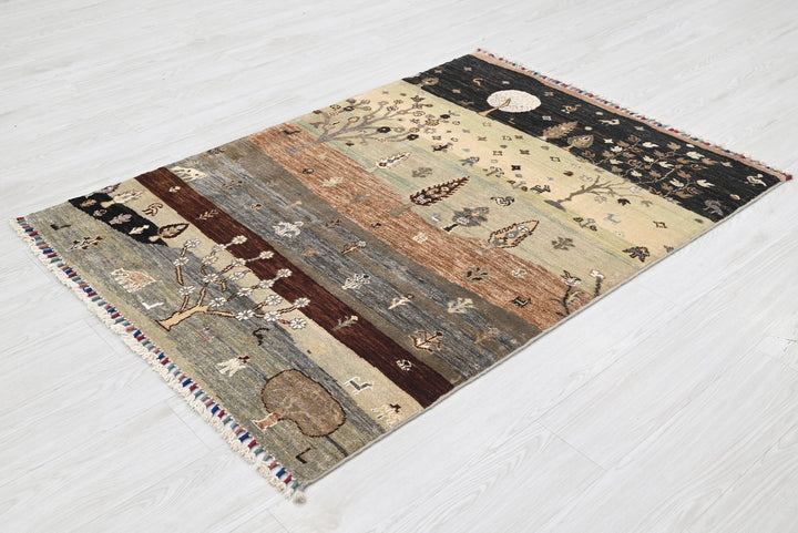 black Accent rug 3' 5" x 4' 9"
