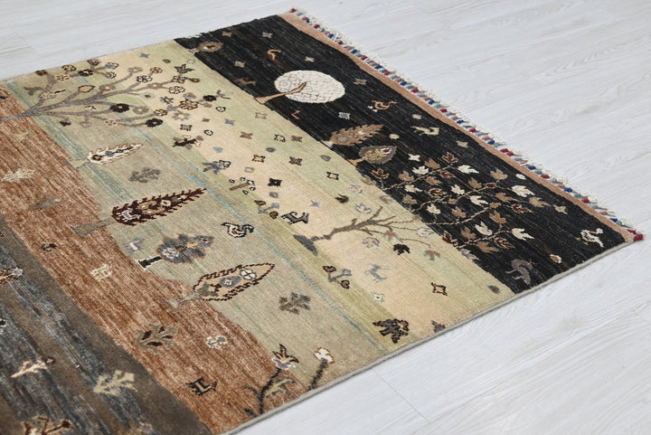 black Accent rug 3' 5" x 4' 9"