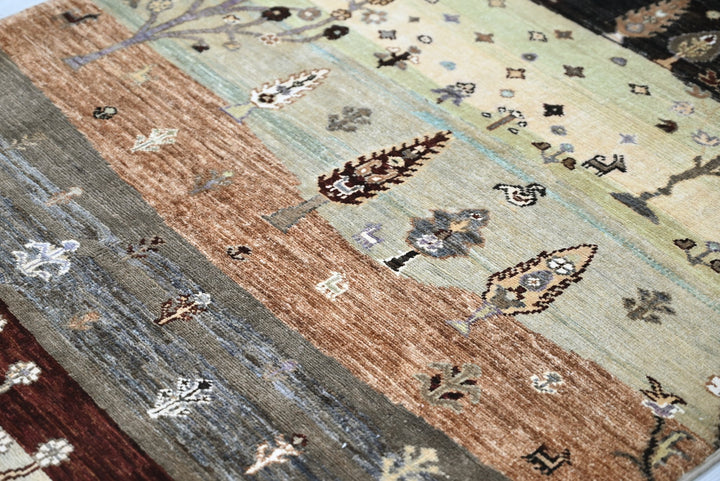 black Accent rug 3' 5" x 4' 9"