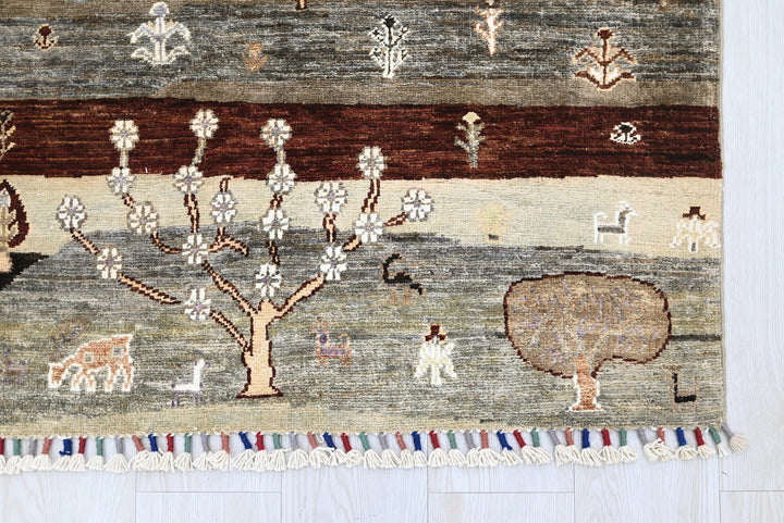 black Accent rug 3' 5" x 4' 9"