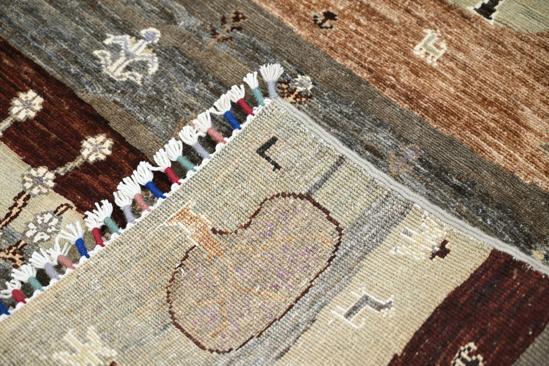 black Accent rug 3' 5" x 4' 9"