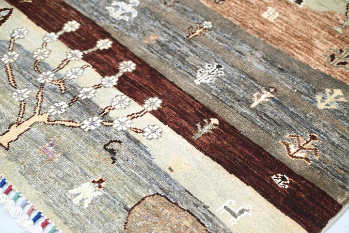 black Accent rug 3' 5" x 4' 9"