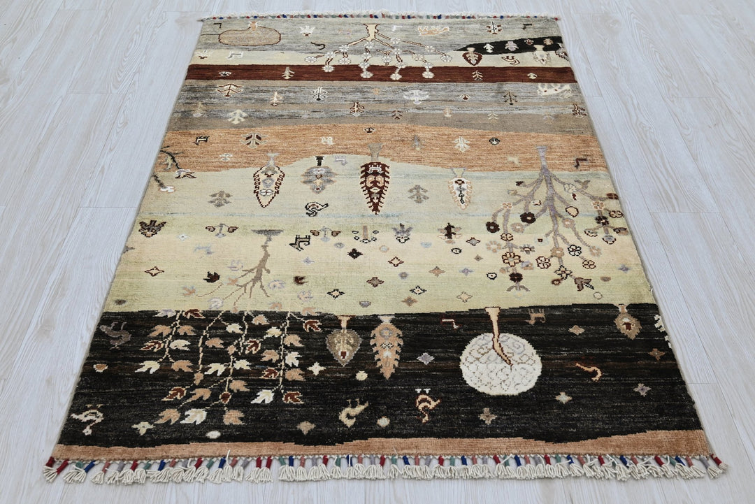 black Accent rug 3' 5" x 4' 9"