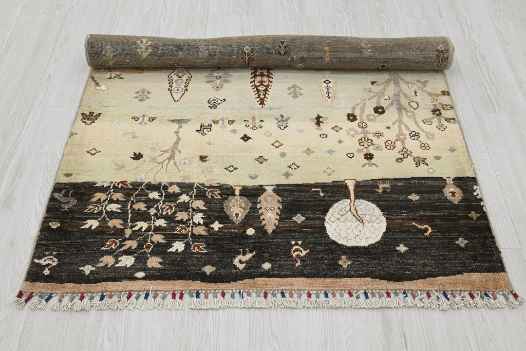 black Accent rug 3' 5" x 4' 9"
