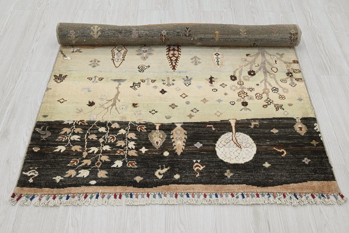 black Accent rug 3' 5" x 4' 9"