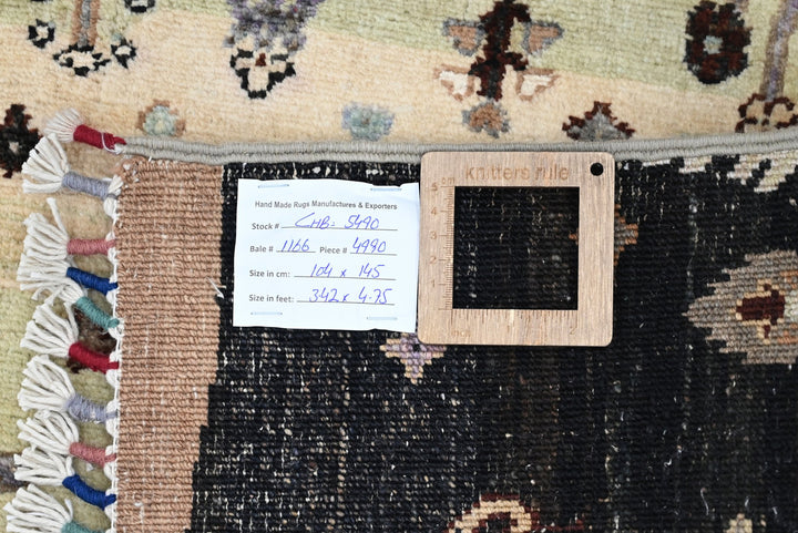 black Accent rug 3' 5" x 4' 9"