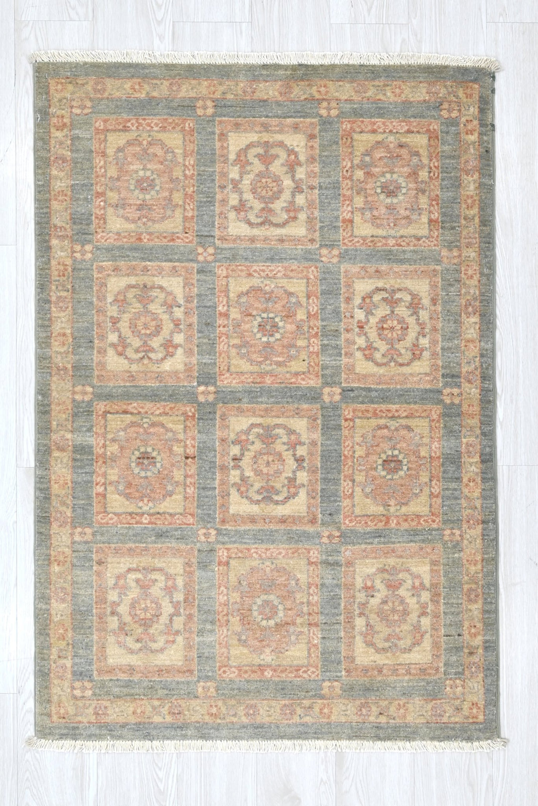 gray Accent rug 2' 11" x 4' 6"