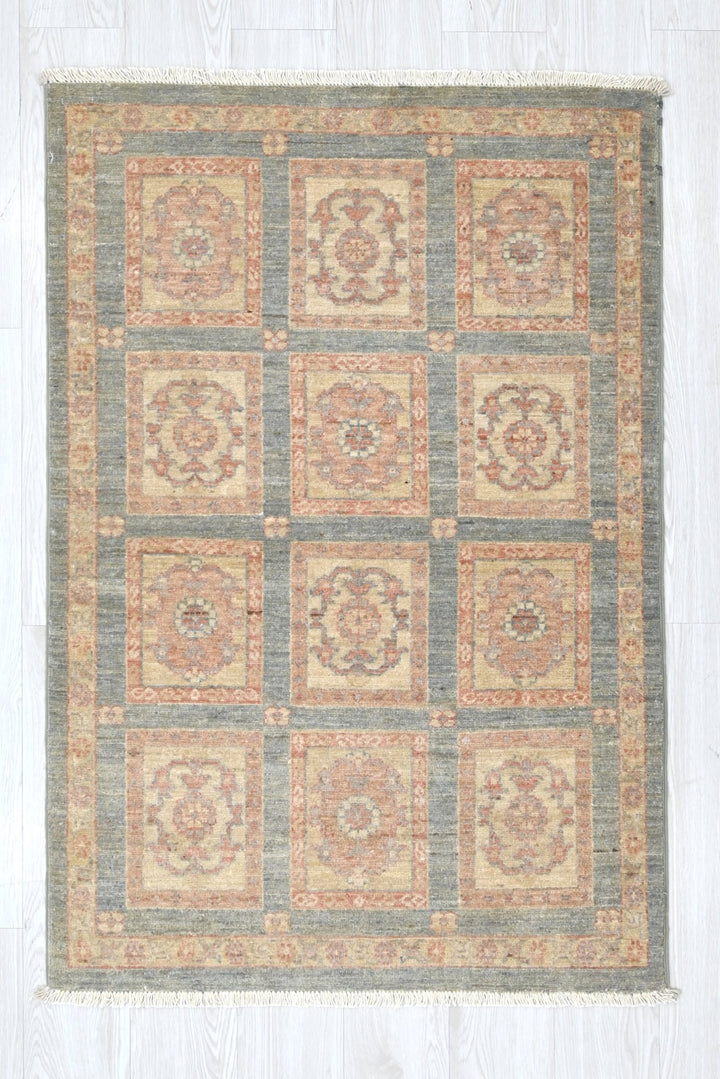 gray Accent rug 2' 11" x 4' 6"