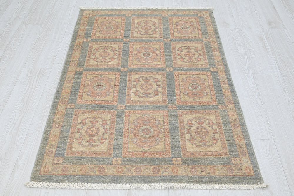 gray Accent rug 2' 11" x 4' 6"