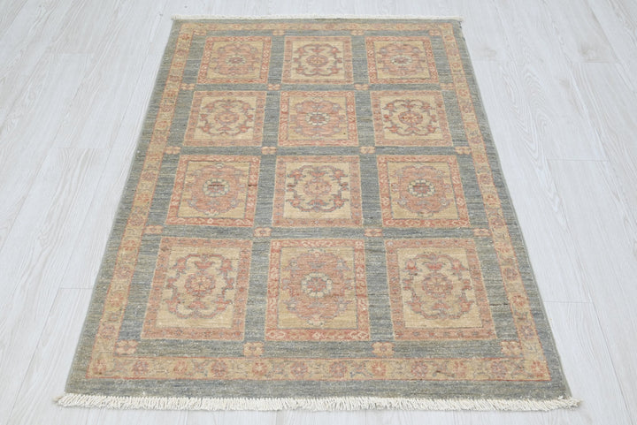 gray Accent rug 2' 11" x 4' 6"