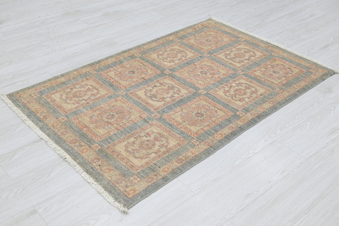 gray Accent rug 2' 11" x 4' 6"