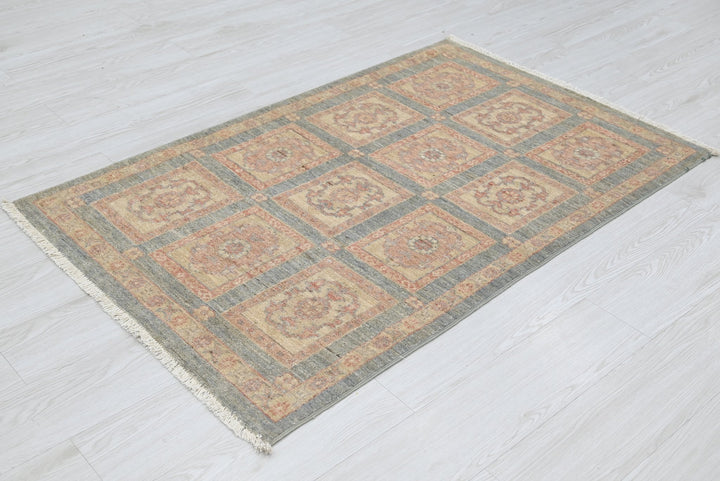 gray Accent rug 2' 11" x 4' 6"