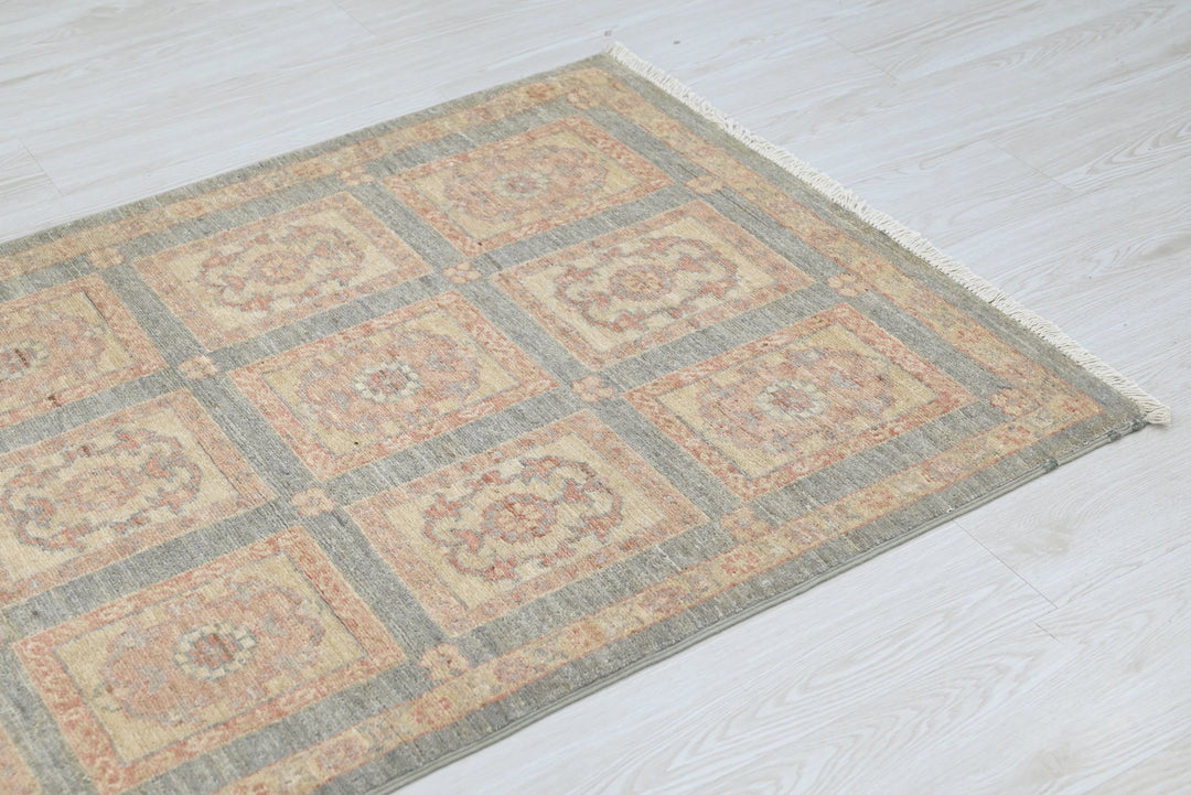 gray Accent rug 2' 11" x 4' 6"