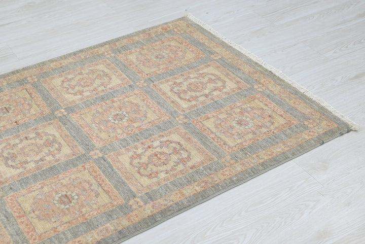 gray Accent rug 2' 11" x 4' 6"