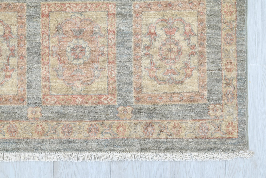 gray Accent rug 2' 11" x 4' 6"